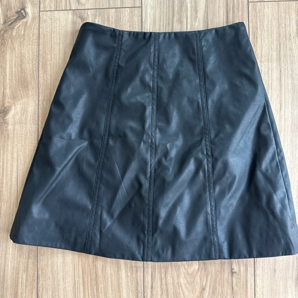 Divided By H.M  Womens  Faux Leather Mini Skirt  Black With Silver Zipper Size 0